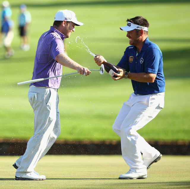 乌修仁喷香槟祝贺