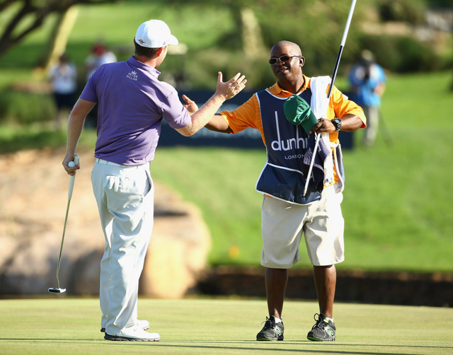 格雷斯与球童庆祝胜利