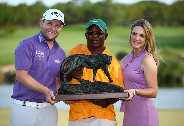 格雷斯与妻子和球童