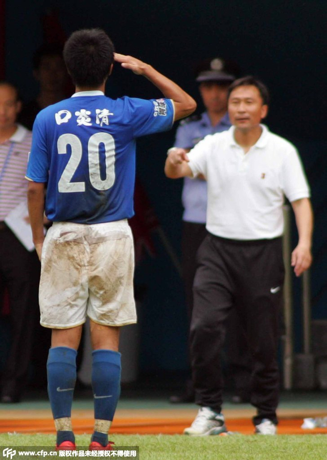 徐亮对阵旧主进球后向沈祥福敬礼