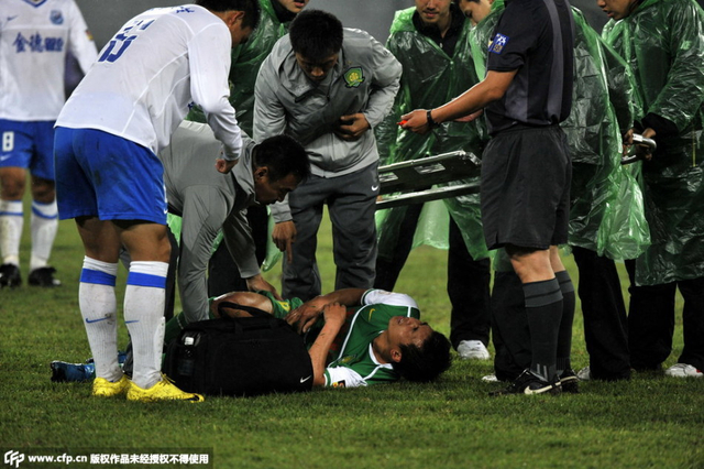 对阵长沙金德时受伤