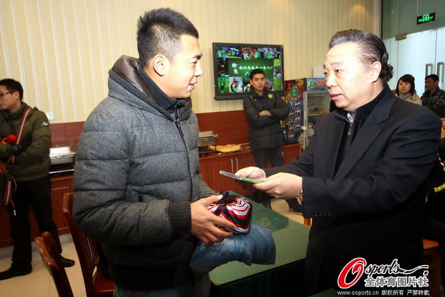 国安欢送会高潮赠送纪念礼品