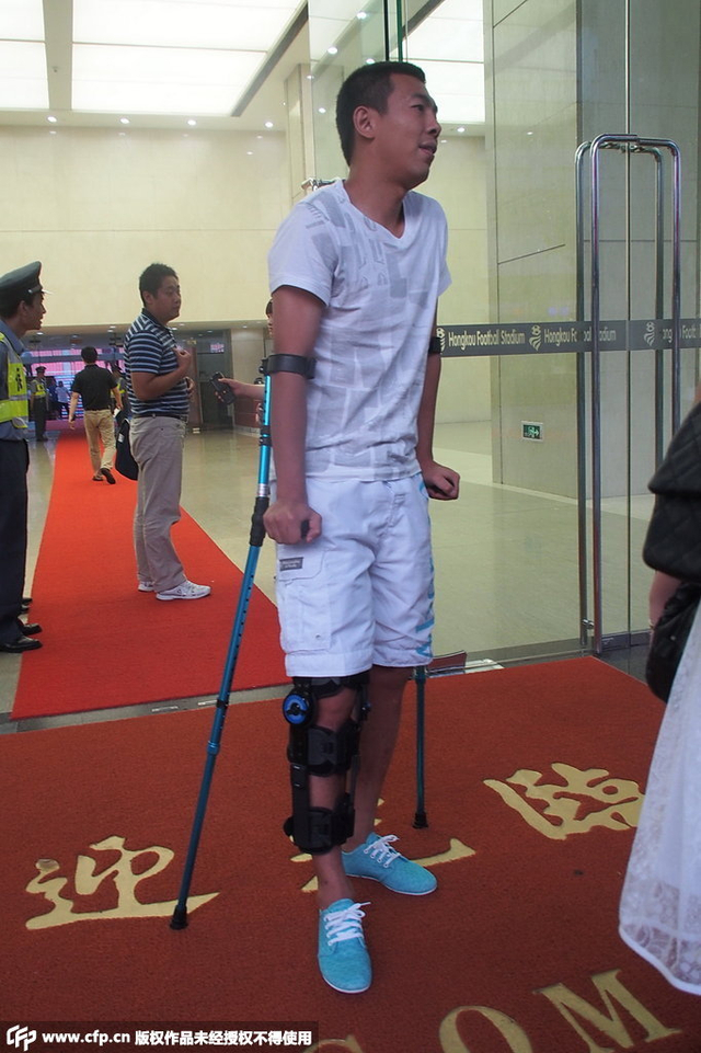 徐亮拄拐助阵申花