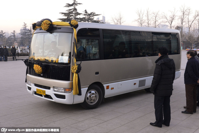 大巴车缓缓驶来