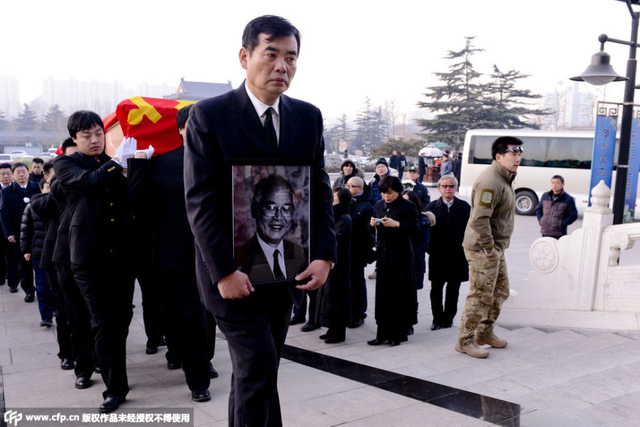 手持何振梁照片