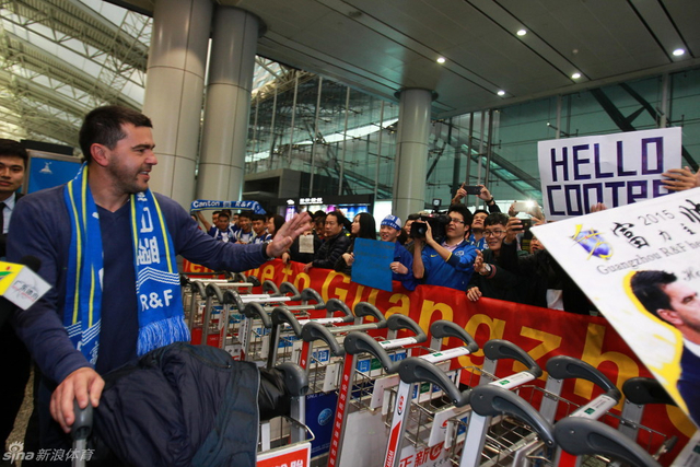 孔特拉与球迷打招呼