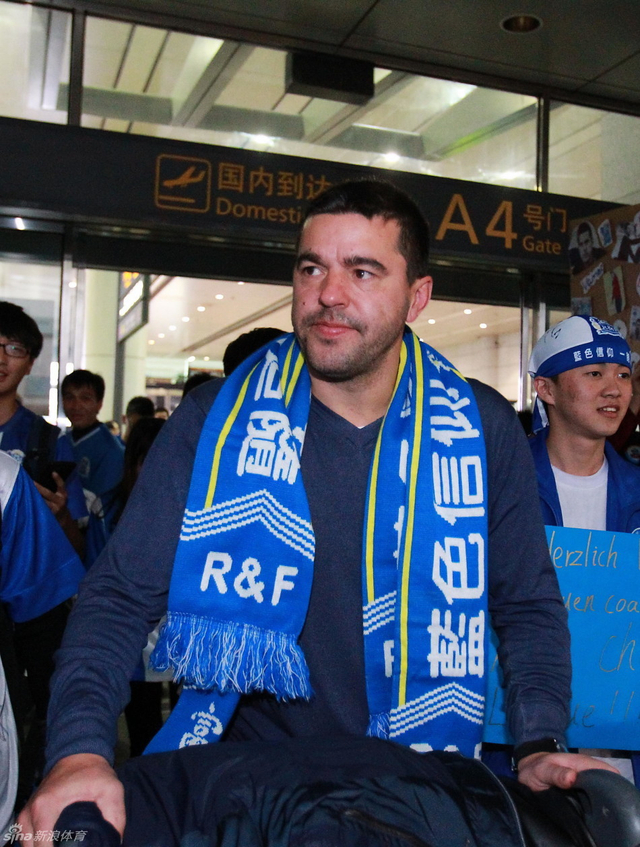 围上富力的围巾