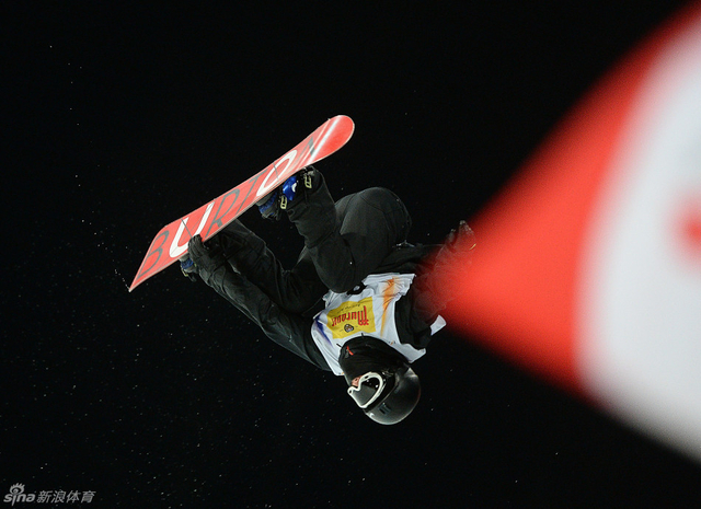 男子单板选手张义威空中姿态