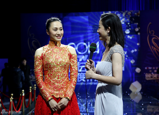 张虹低胸晚礼服惊艳