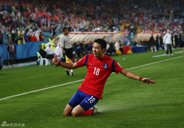 李庭协跪地庆祝进球