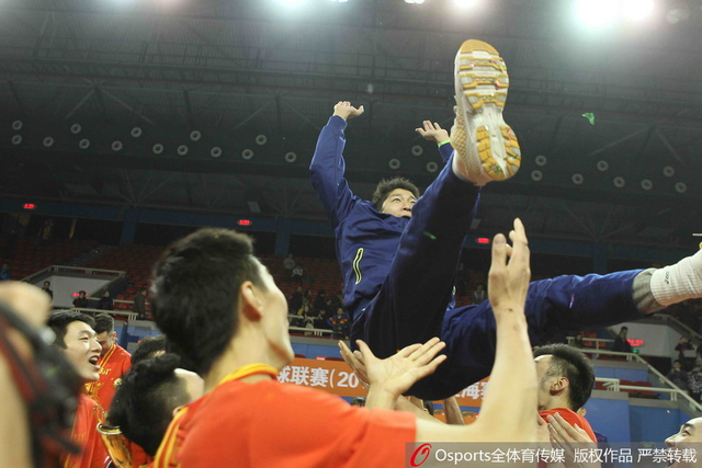 将沈琼高高抛起