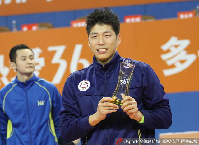 主帅沈琼手捧奖杯