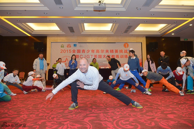 选手与美国教练一同进行热身操