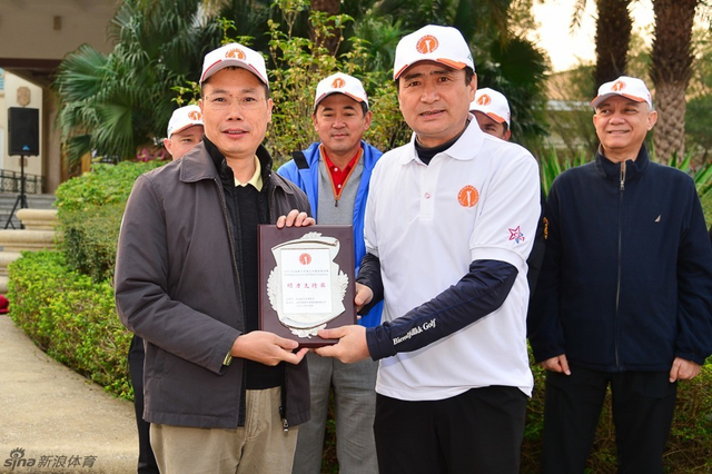 阳江涛景黄和峰总经理接受中高协支持牌匾