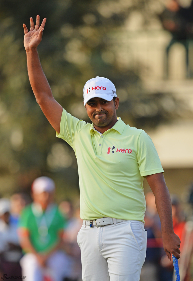 拉西里高举双手