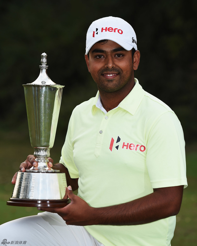 拉西里展示奖杯