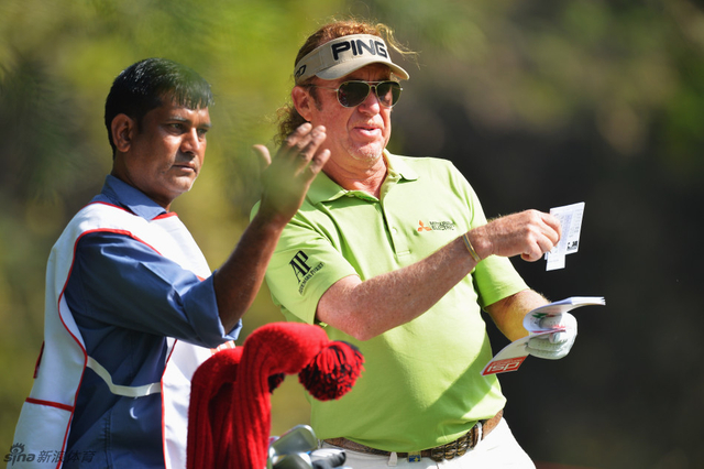 西蒙尼斯与球童商量