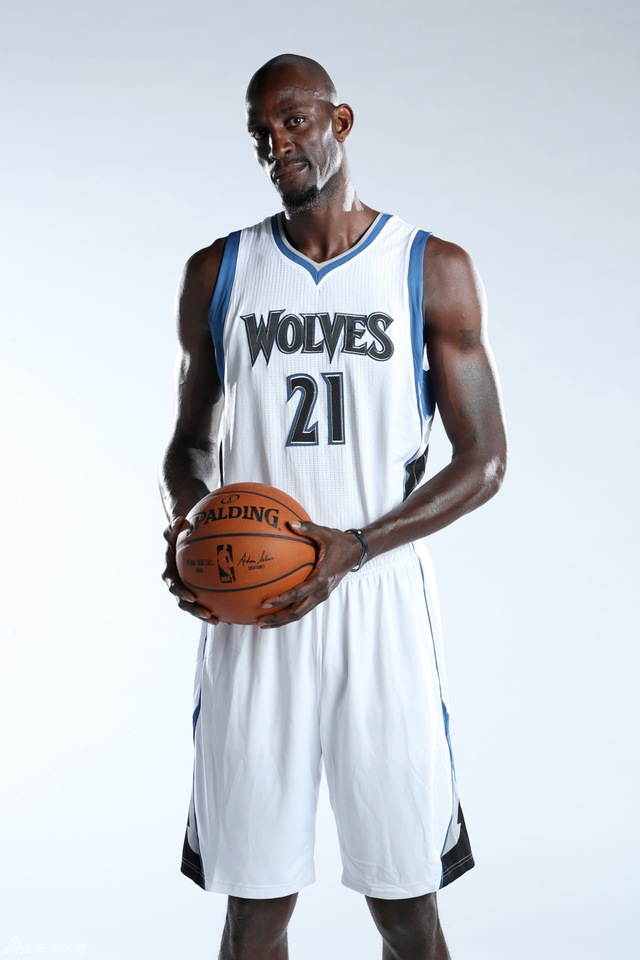 15         当地时间2月24日,狼王加内特重新回归森林狼,拍摄官网