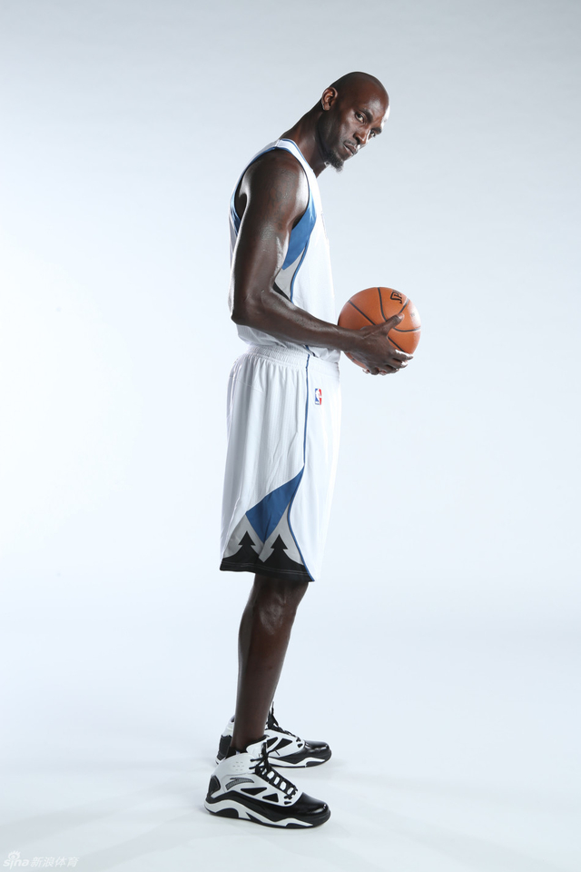 加内特回归森林狼拍宣传照