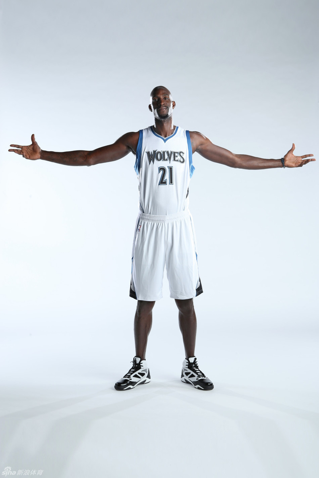 加内特回归森林狼拍宣传照