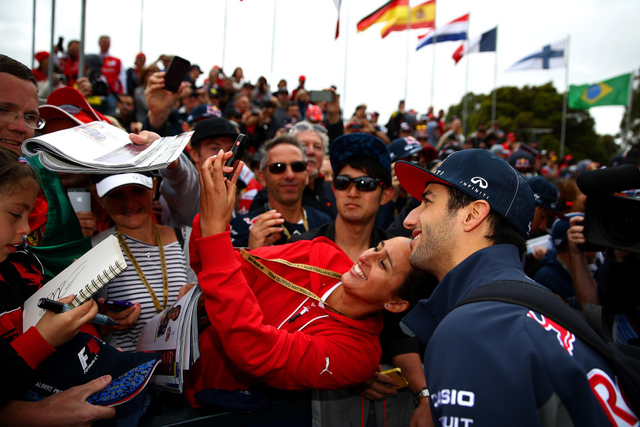 里卡多给车迷签名