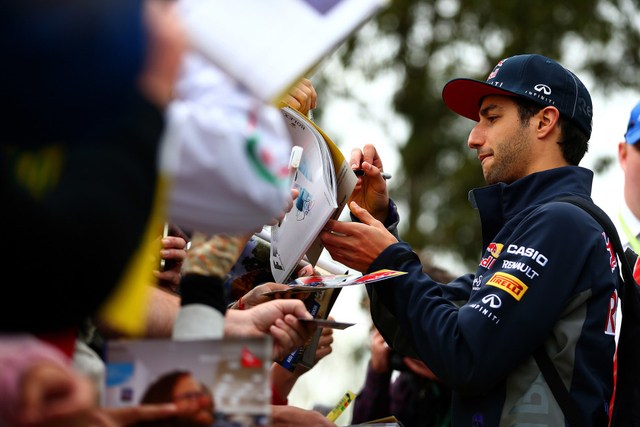 里卡多给车迷签名