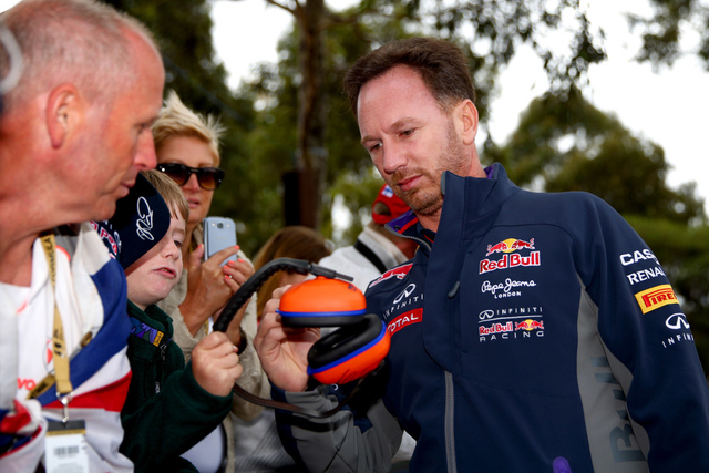 红牛领队霍纳尔给车迷签名