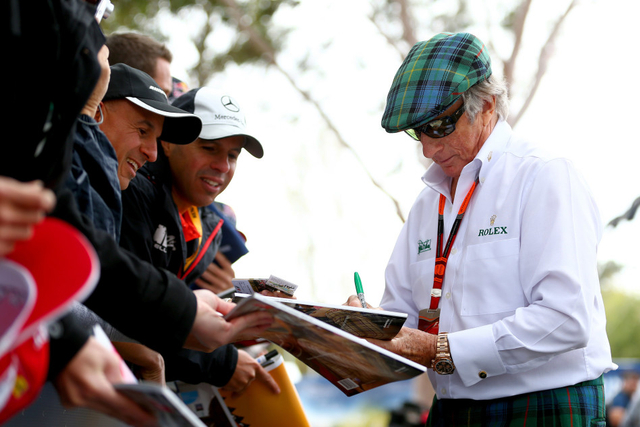 斯图尔特爵士给车迷签名