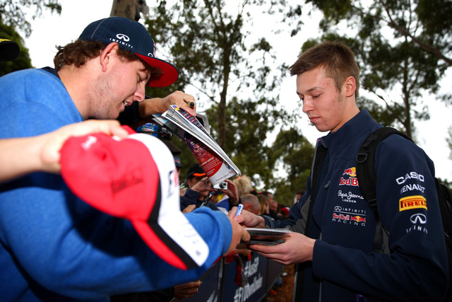 科维亚特给车迷签名