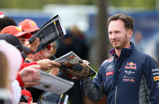 红牛领队霍纳尔给车迷签名