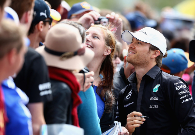 罗斯博格给车迷签名