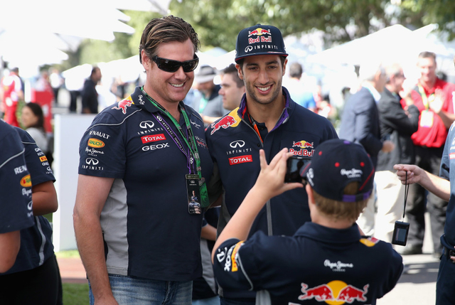 里卡多与车迷合影