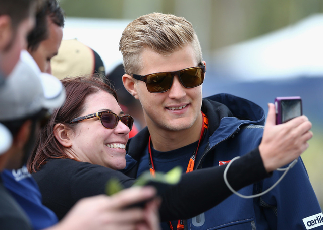 埃里克森与车迷合影