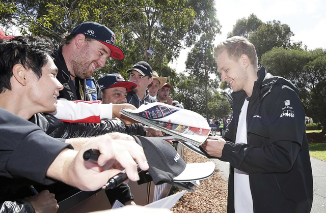 马格努森给车迷签名