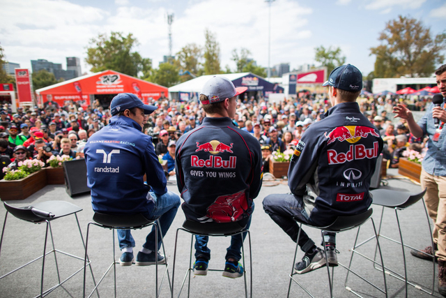 汉密尔顿霍肯伯格小塞恩斯出席车迷见面会