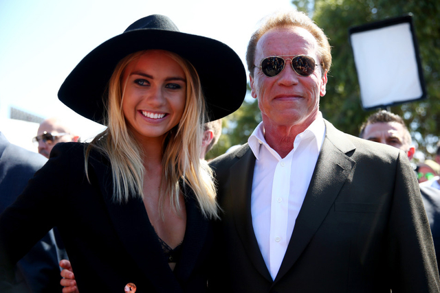 阿诺-施瓦辛格携靓妹观战