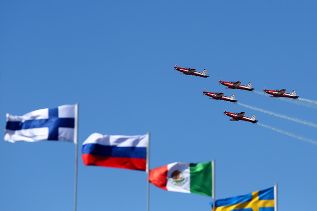 开幕式飞行表演