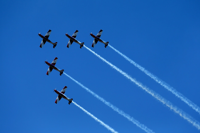 开幕式飞行表演