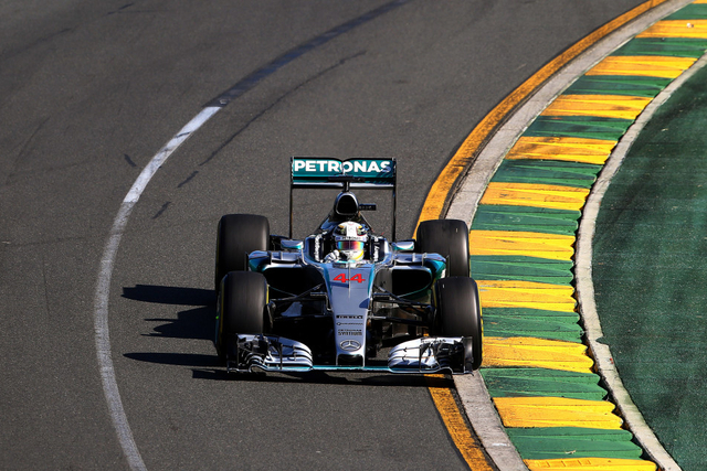 汉密尔顿在前领跑