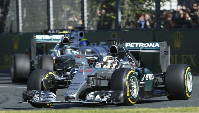 梅奔两部赛车领跑