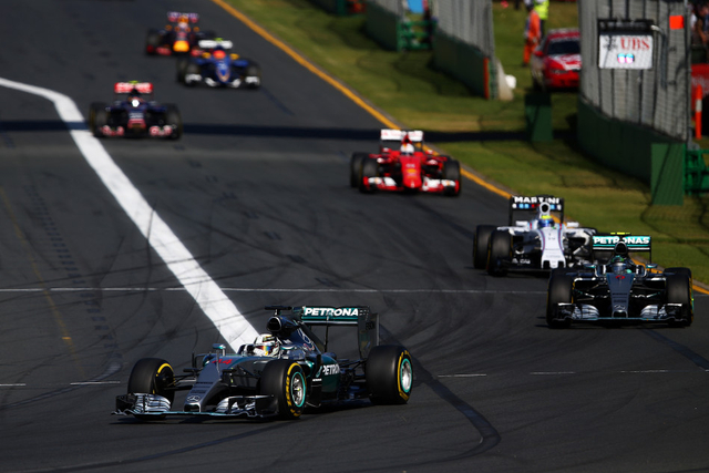 汉密尔顿在前领跑