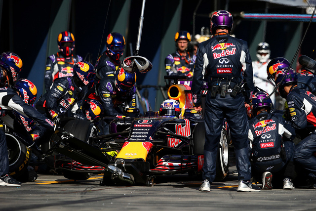 红牛车队里卡多进站