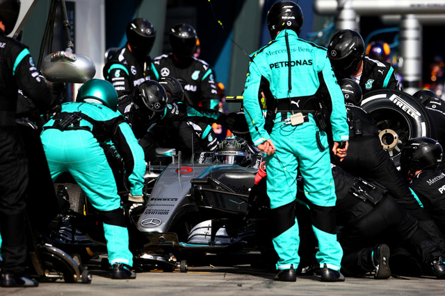 梅赛德斯车队罗斯博格进站