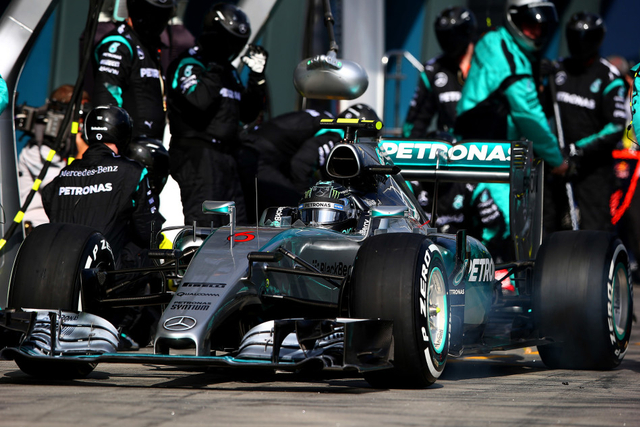 梅赛德斯车队罗斯博格进站