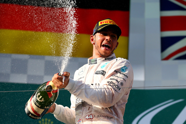 汉密尔顿庆祝夺冠