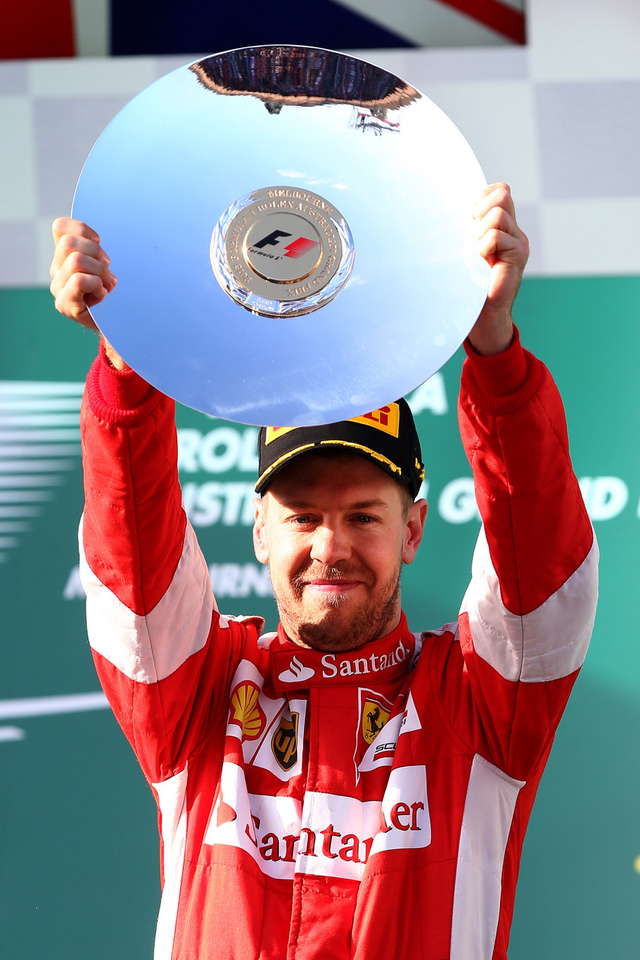 维泰尔举起季军奖盘