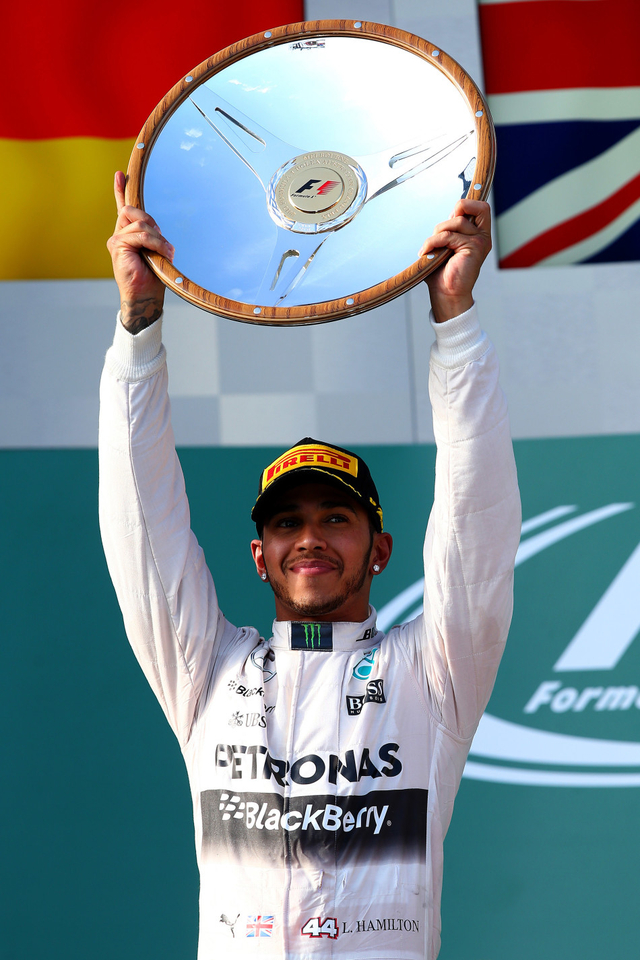 汉密尔顿举起冠军奖盘