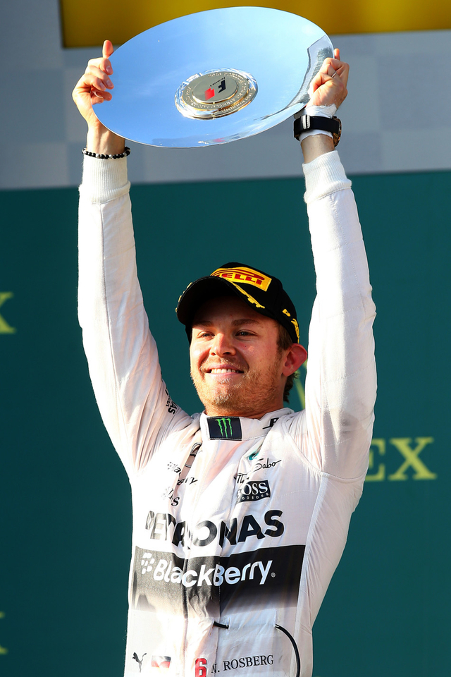 罗斯博格举起亚军奖盘