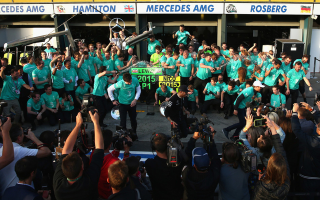 梅赛德斯全队庆祝夺冠