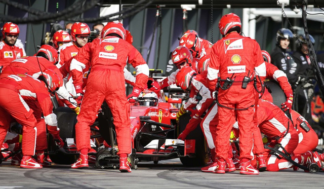 法拉利车队给莱科宁换胎